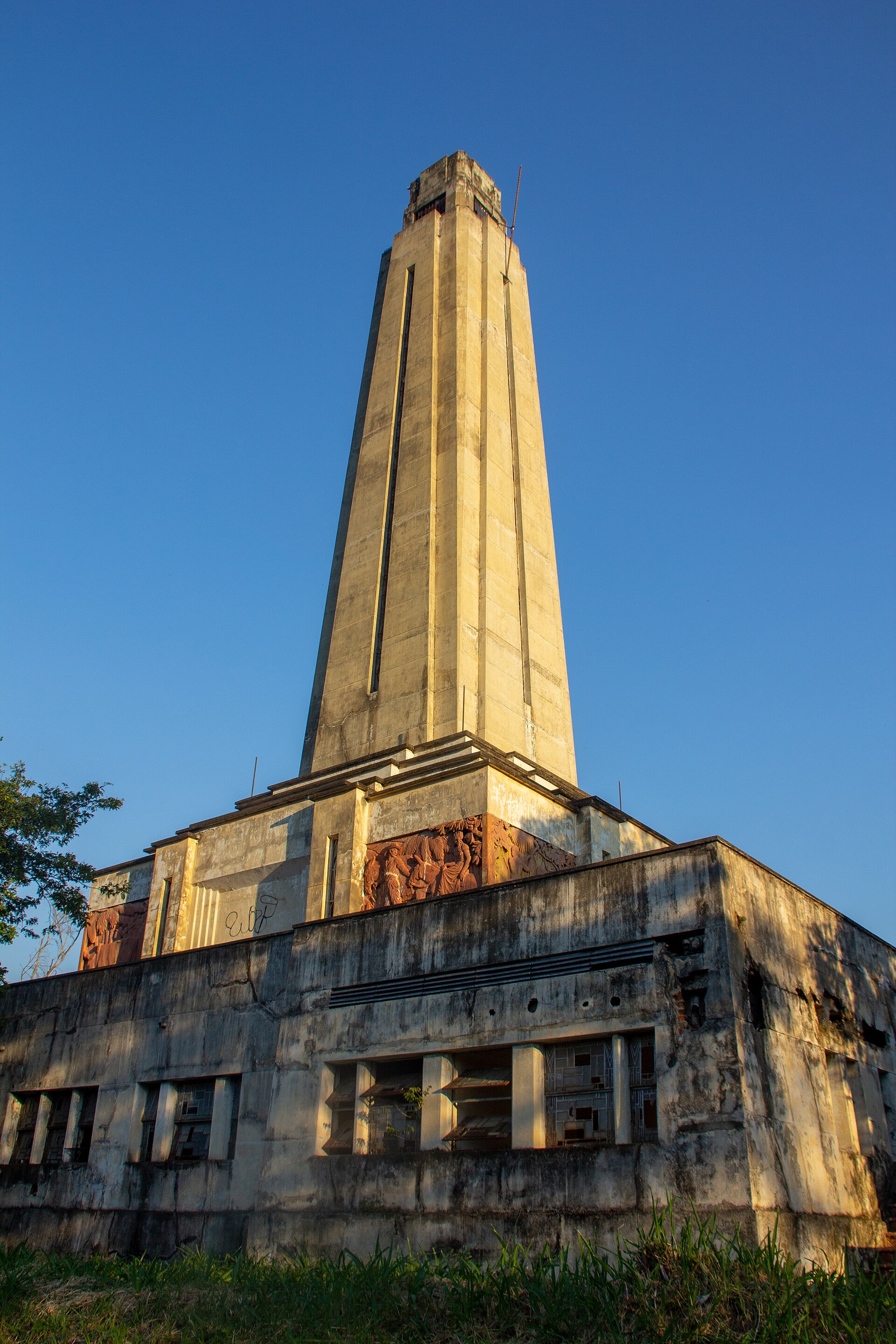 Imagem de referência de Monumento Rodoviário da Rodovia Presidente Dutra, descrito nos dados abertos como monumento localizado às margens da rodovia Presidente Dutra, no município de Piraí