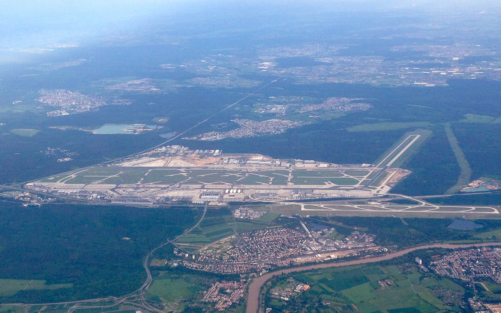 Imagem de referência de Aeroporto de Frankfurt, descrito nos dados abertos como maior aeroporto da Alemanha, situando-se em Frankfurt, Hessen