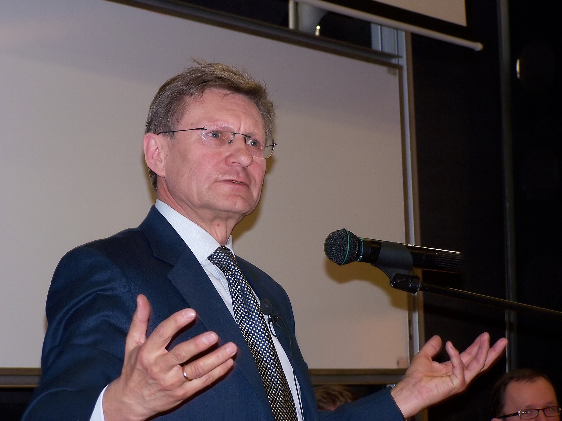 Imagem de referência de Leszek Balcerowicz, descrito nos dados abertos como político polaco