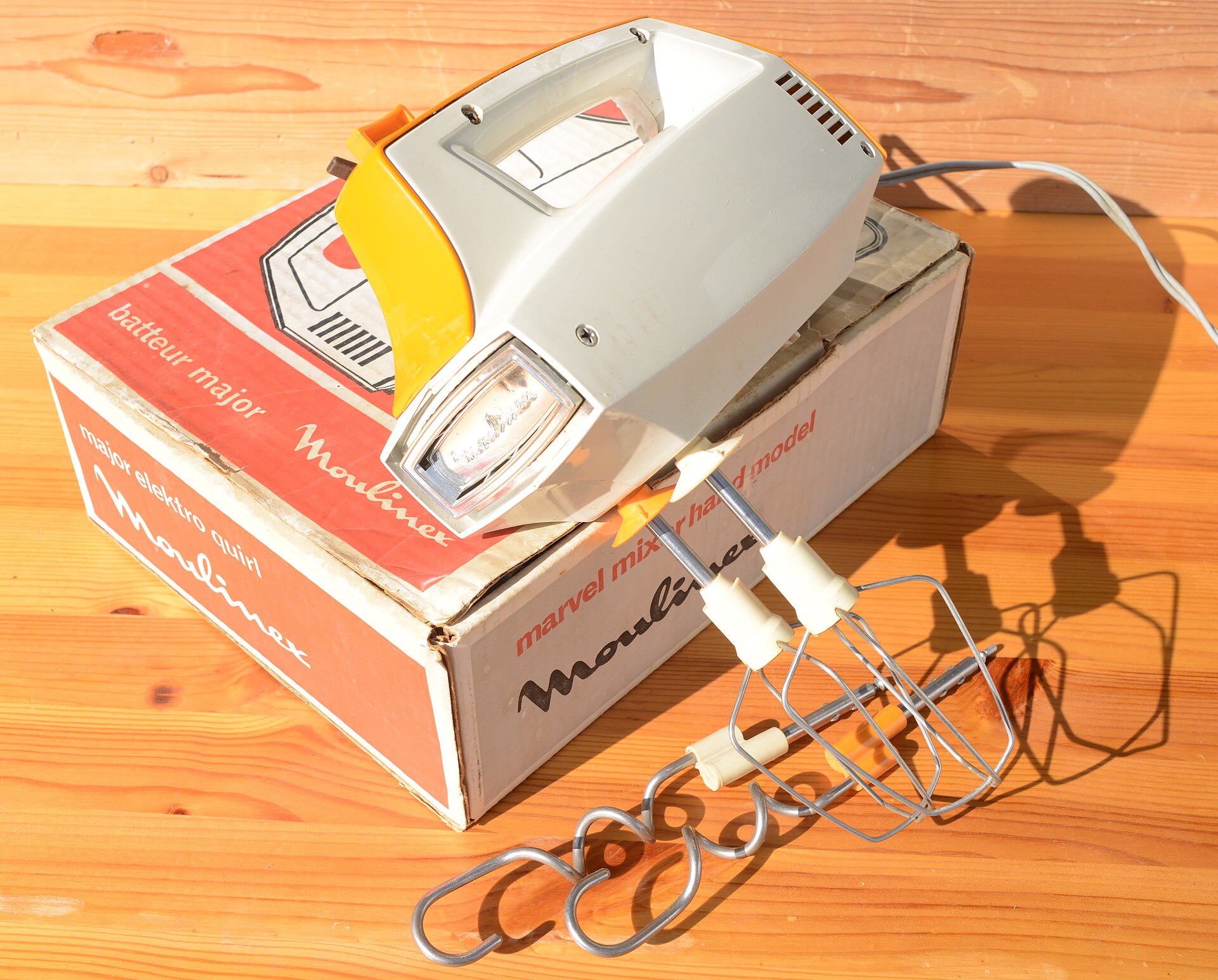 Imagem de referência relacionada a Moulinex, item descrito como empresa francesa de pequenos electrodomésticos
