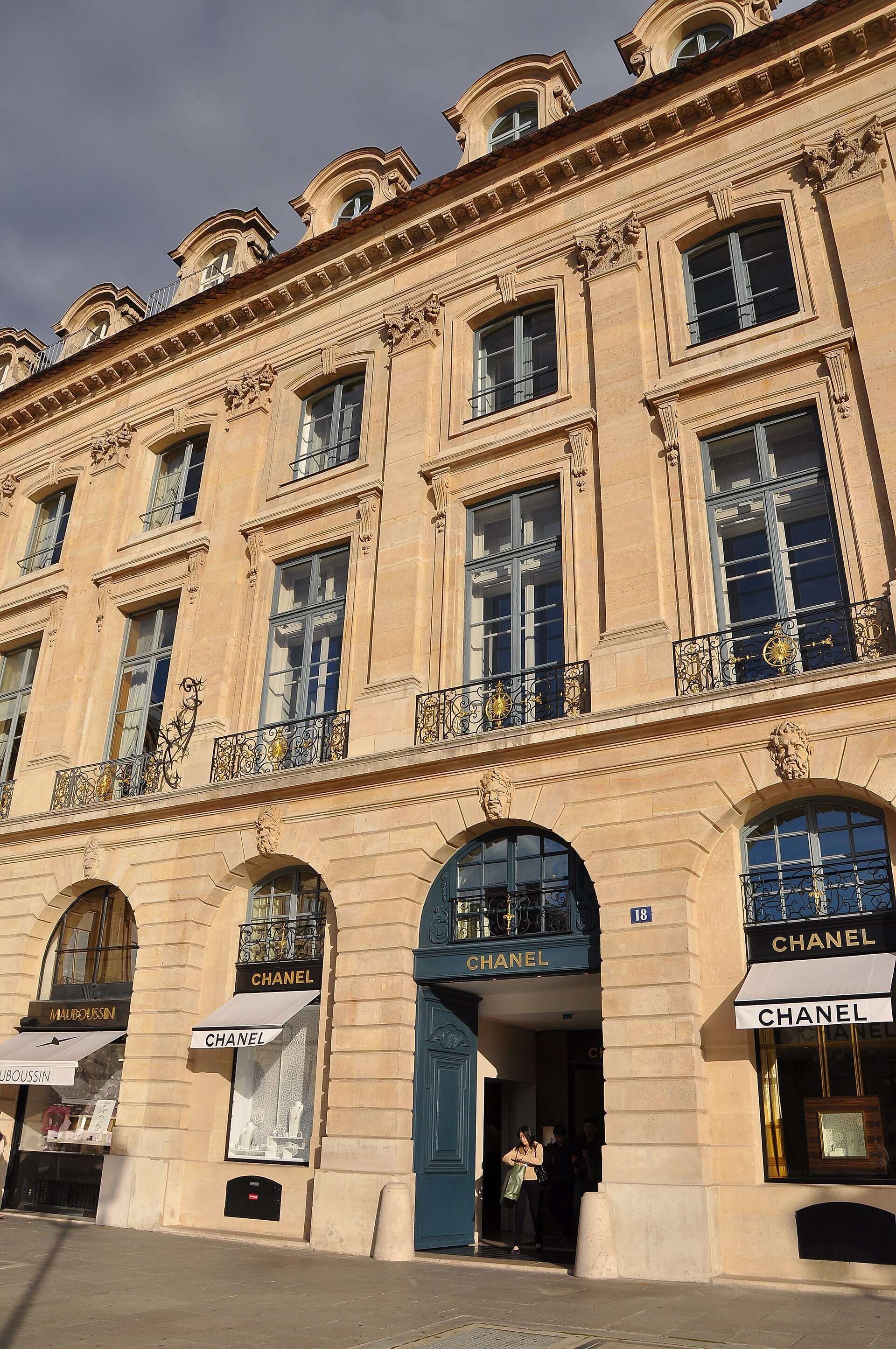Imagem de referência relacionada a Chanel S.A, item descrito como casa de moda francesa