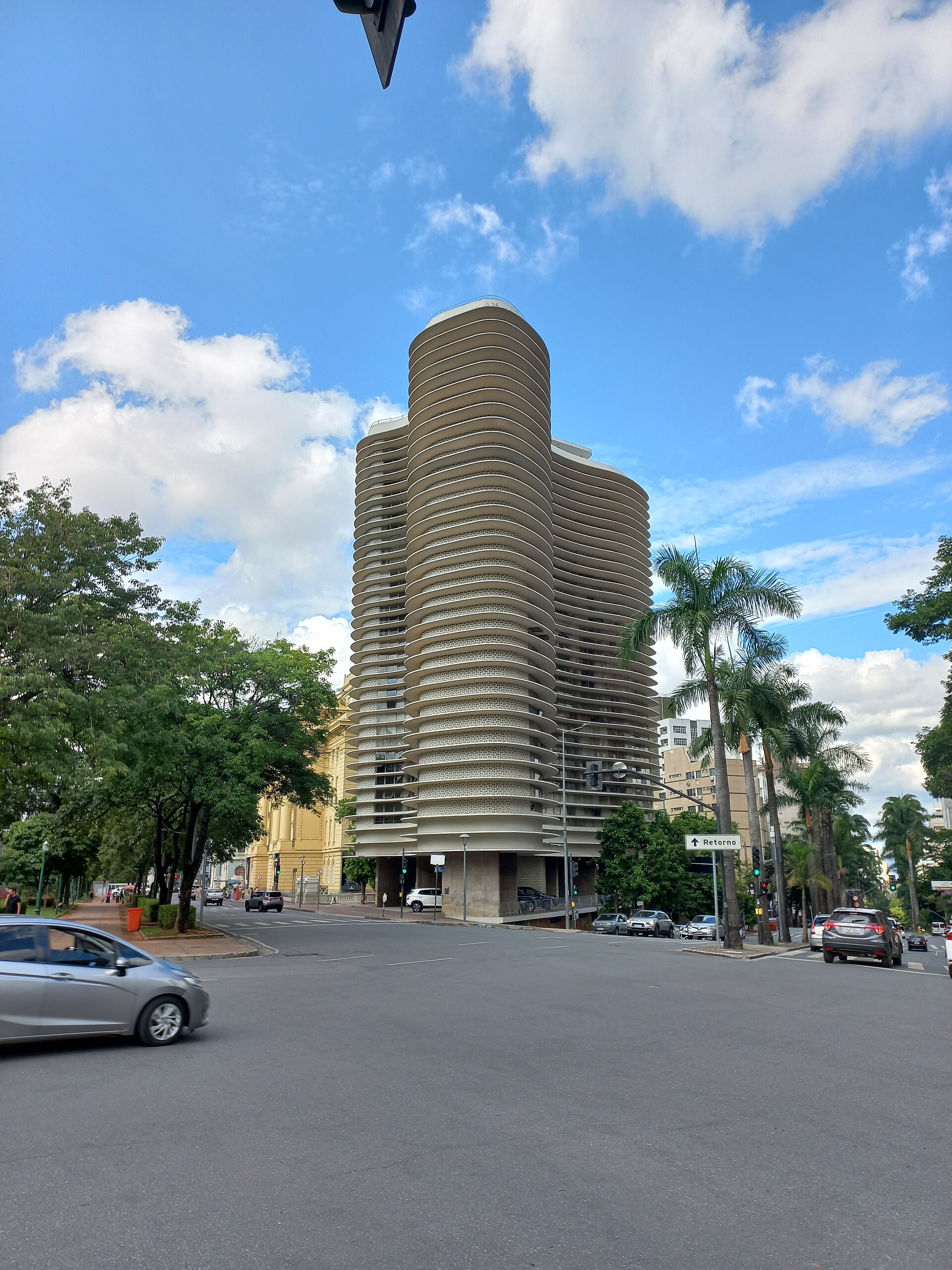 Imagem de referência de Edifício Niemeyer, descrito nos dados abertos como edifício residencial no município brasileiro de Belo Horizonte