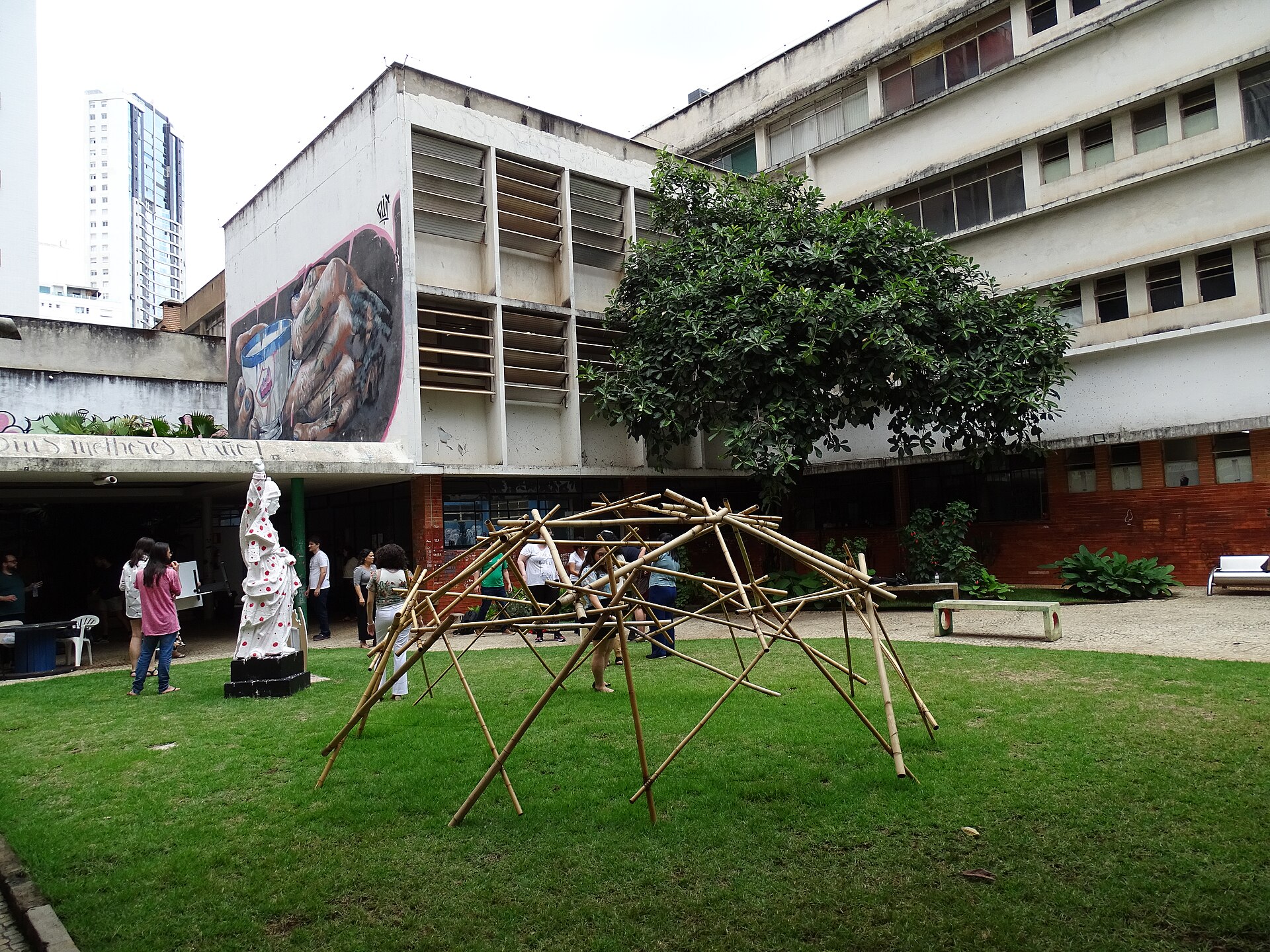 Imagem de referência de Escola de Arquitetura da Universidade Federal de Minas Gerais, descrito nos dados abertos como escola de Arquitetura em Belo Horizonte, MG, Brasil
