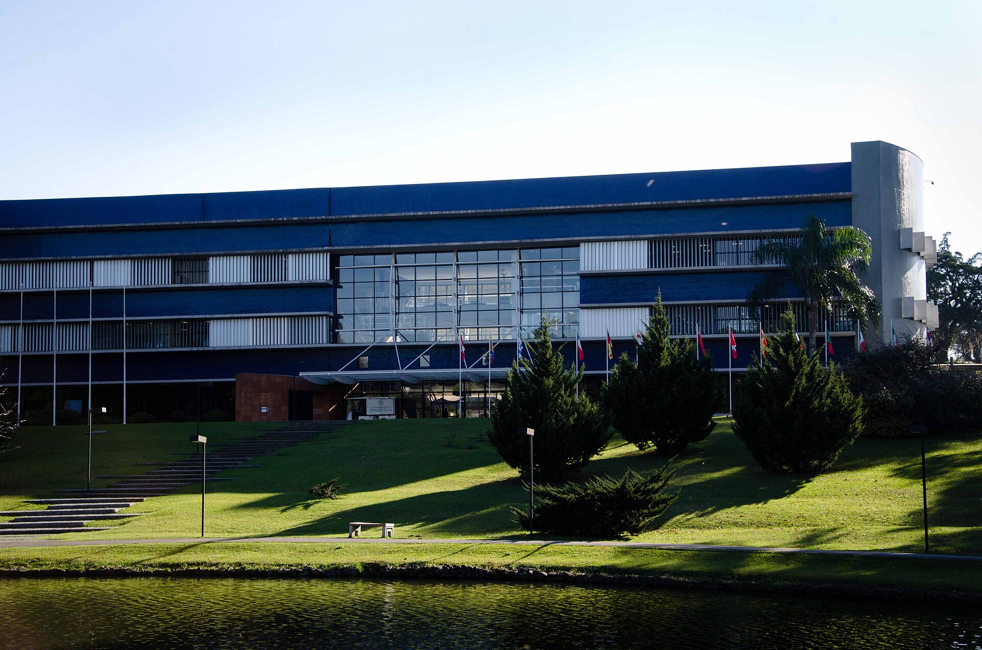 Imagem de referência relacionada a Universidade Positivo, item descrito como universidade privada com fins lucrativos em Curitiba, Paraná