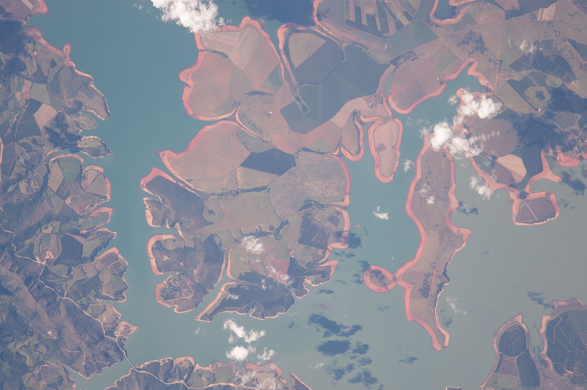 Imagem de referência relacionada a Ilha da Cupiara, item descrito como ilha no reservatório de Furnas, no Brasil