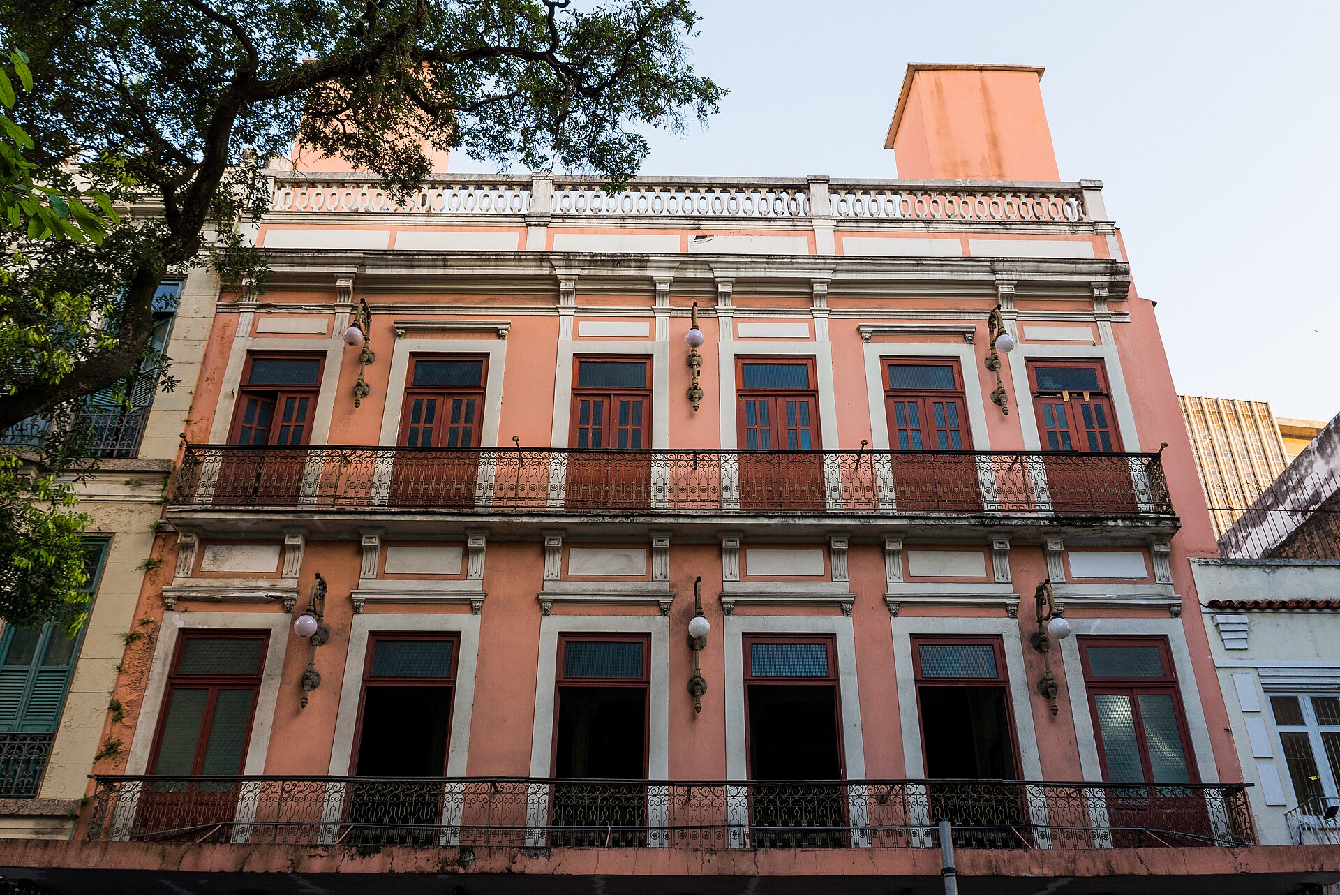 Imagem de referência de Edifício à Rua da Carioca, 43, descrito nos dados abertos como bem tombado pelo Instituto Estadual do Patrimônio Cultural do Rio de Janeiro na cidade do Rio de Janeiro
