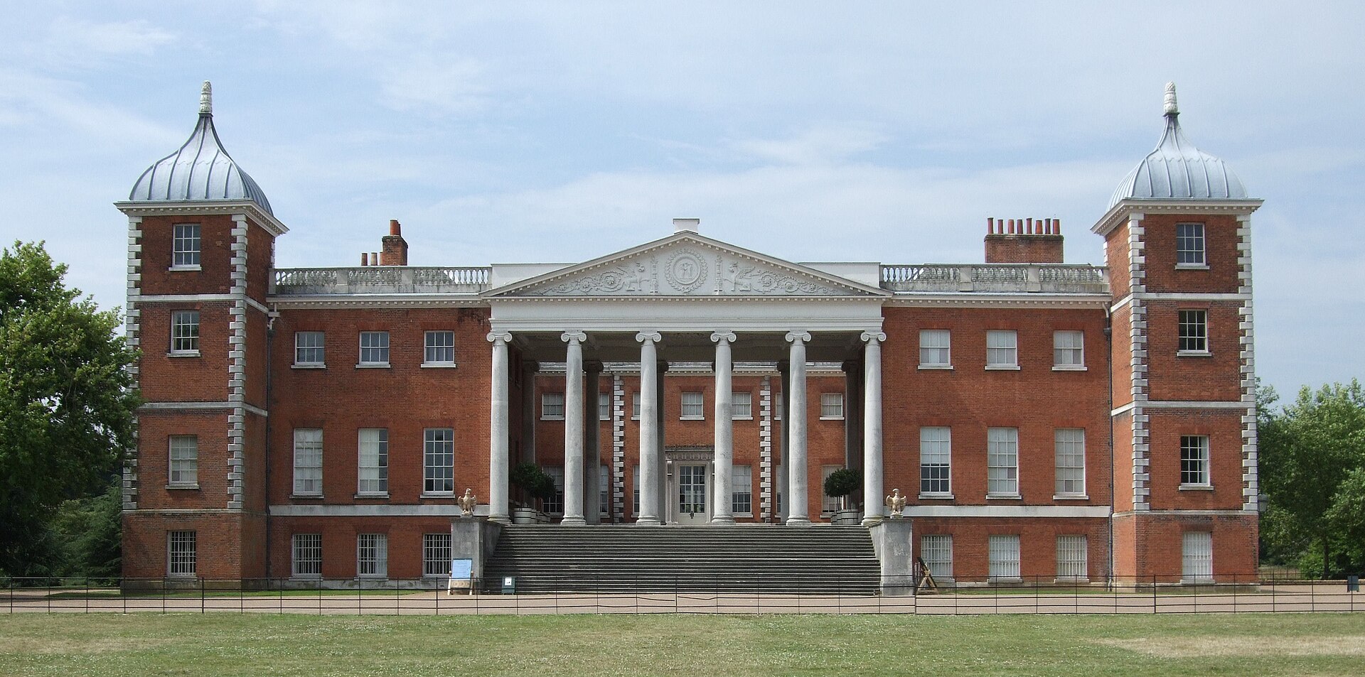 Imagem de referência de Osterley Park, descrito nos dados abertos como casa histórica em Londres