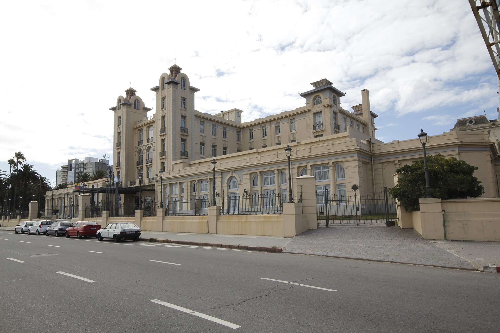 Imagem de referência de Edifício Mercosul, descrito nos dados abertos como edifício-sede do Mercosul, em Montevidéu, Uruguai