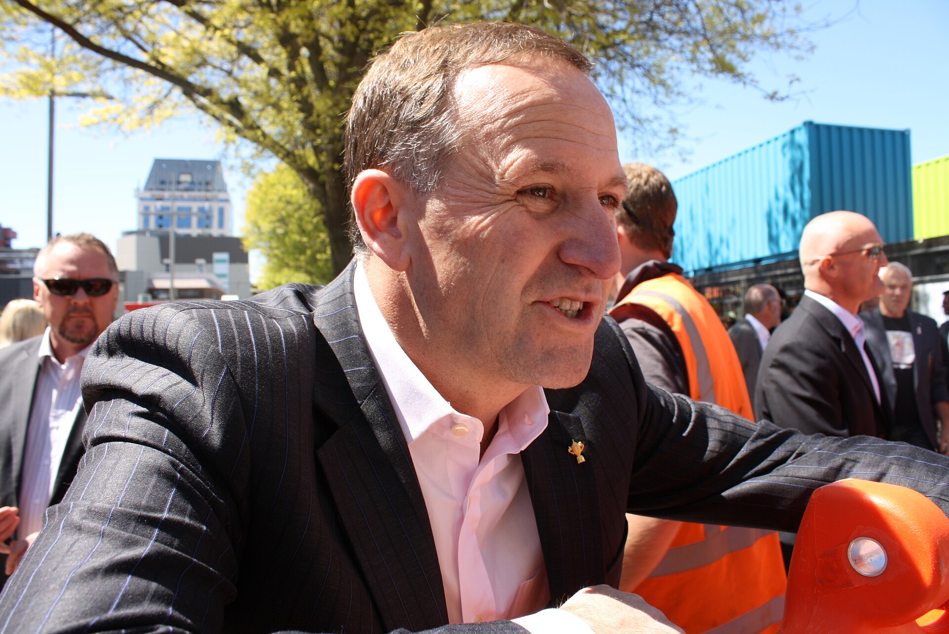 Imagem de referência relacionada a John Key, item descrito como economista, Nova Zelândia