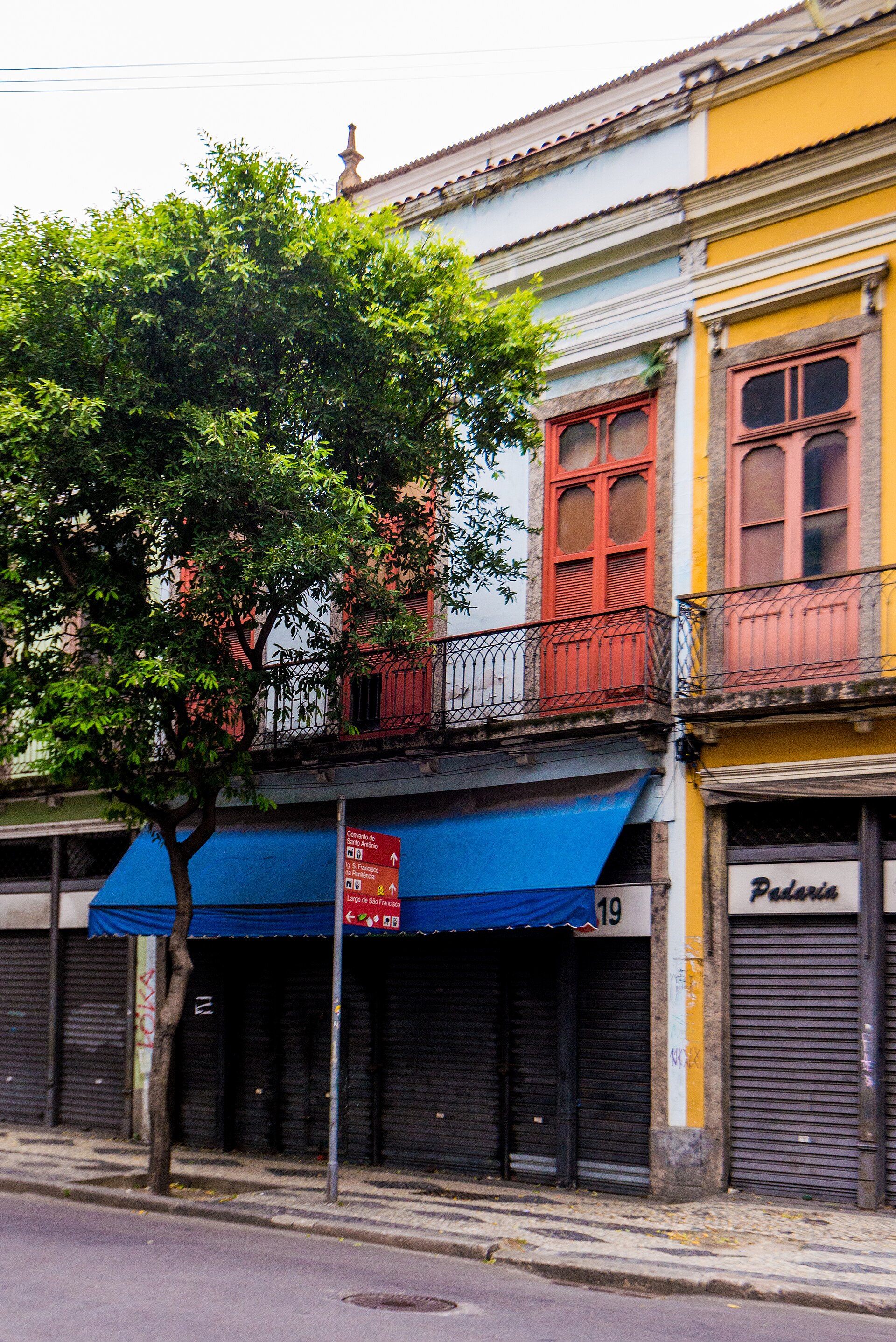 Imagem de referência de Edifício à Rua da Carioca, 19, descrito nos dados abertos como bem tombado pelo Instituto Estadual do Patrimônio Cultural do Rio de Janeiro na cidade do Rio de Janeiro