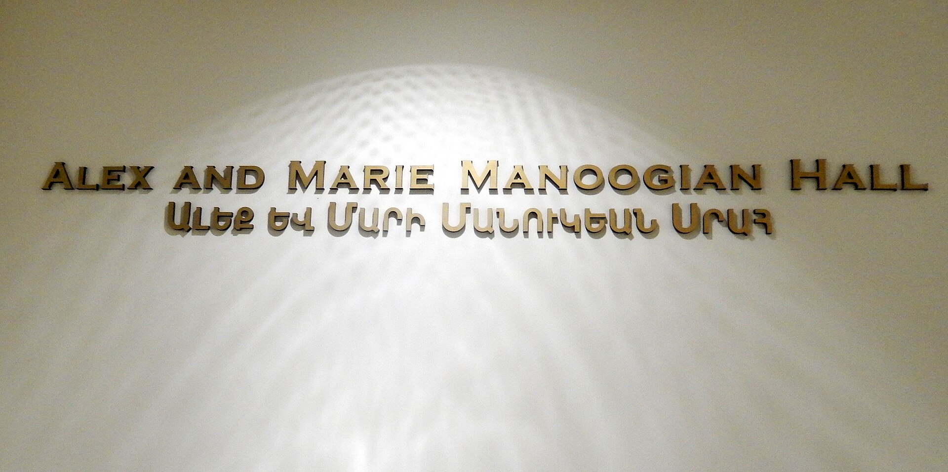 Imagem de referência relacionada a Alex Manoogian, item descrito como registro de referência sobre Alex Manoogian, organizado a partir de dados estruturados abertos