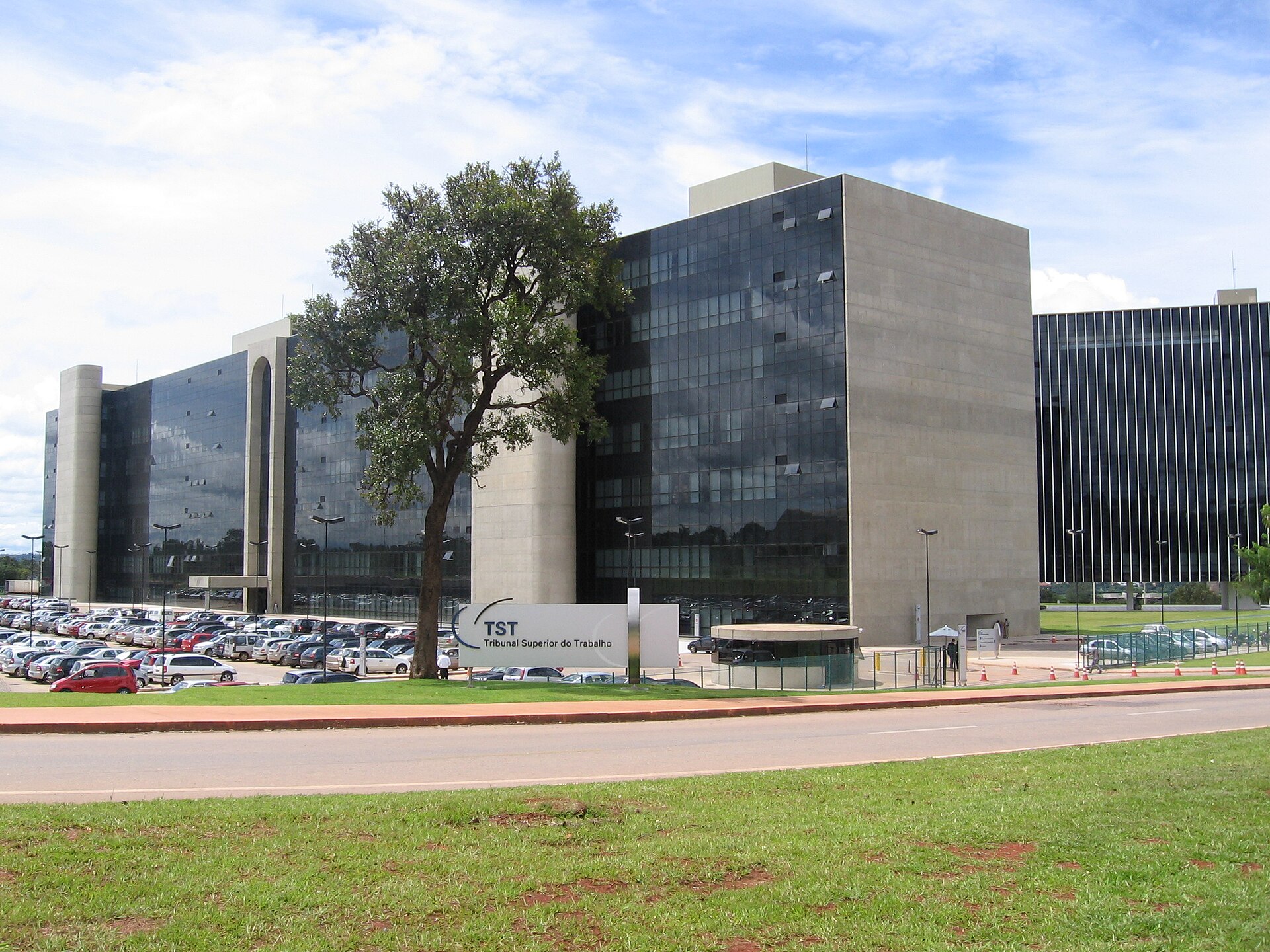 Imagem de referência relacionada a edifício-sede do Tribunal Superior do Trabalho, item descrito como edificação em Brasília onde funciona um tribunal