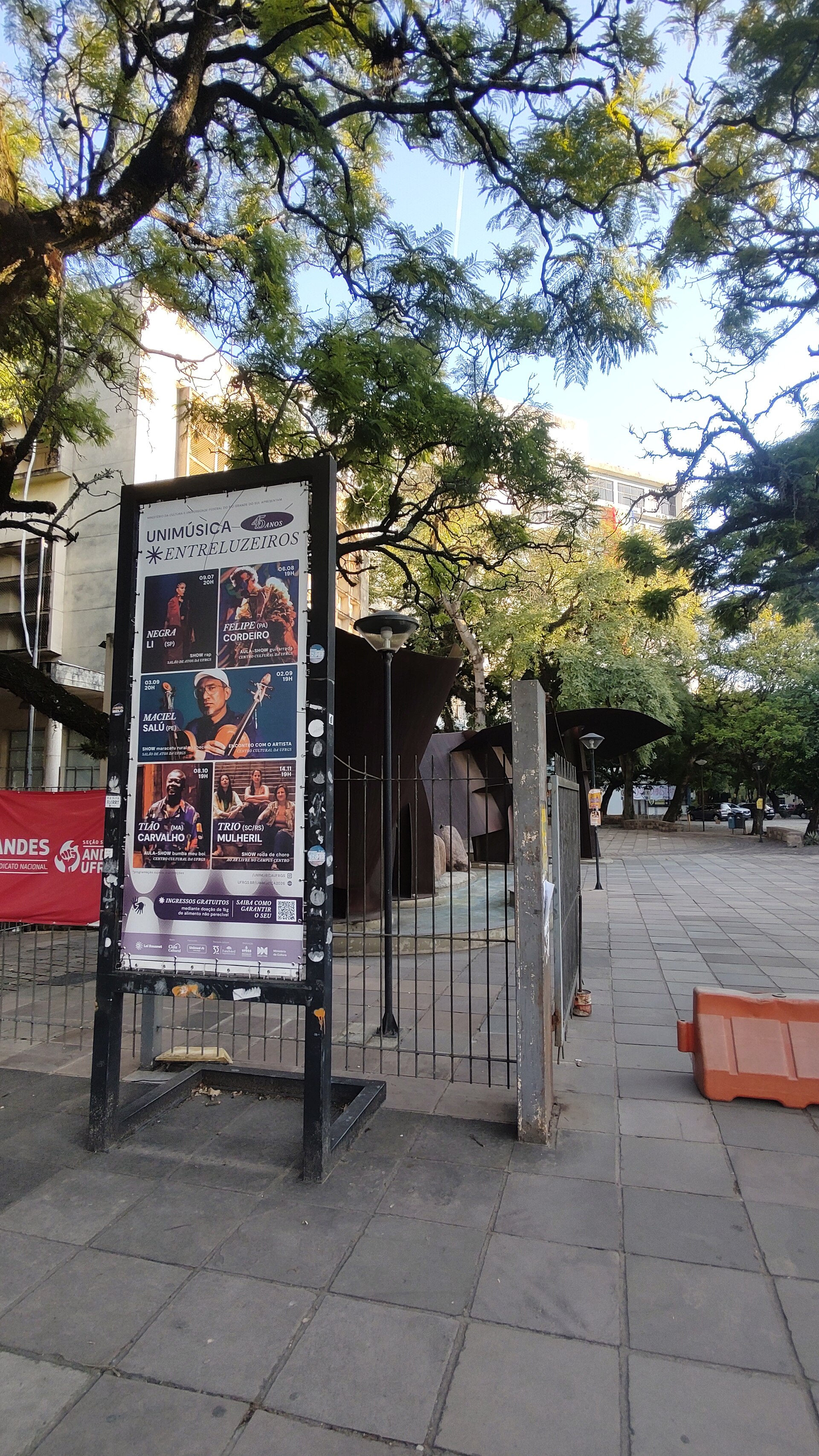 Imagem de referência de Universidade Federal do Rio Grande do Sul, descrito nos dados abertos como universidade pública federal em Porto Alegre, Rio Grande do Sul