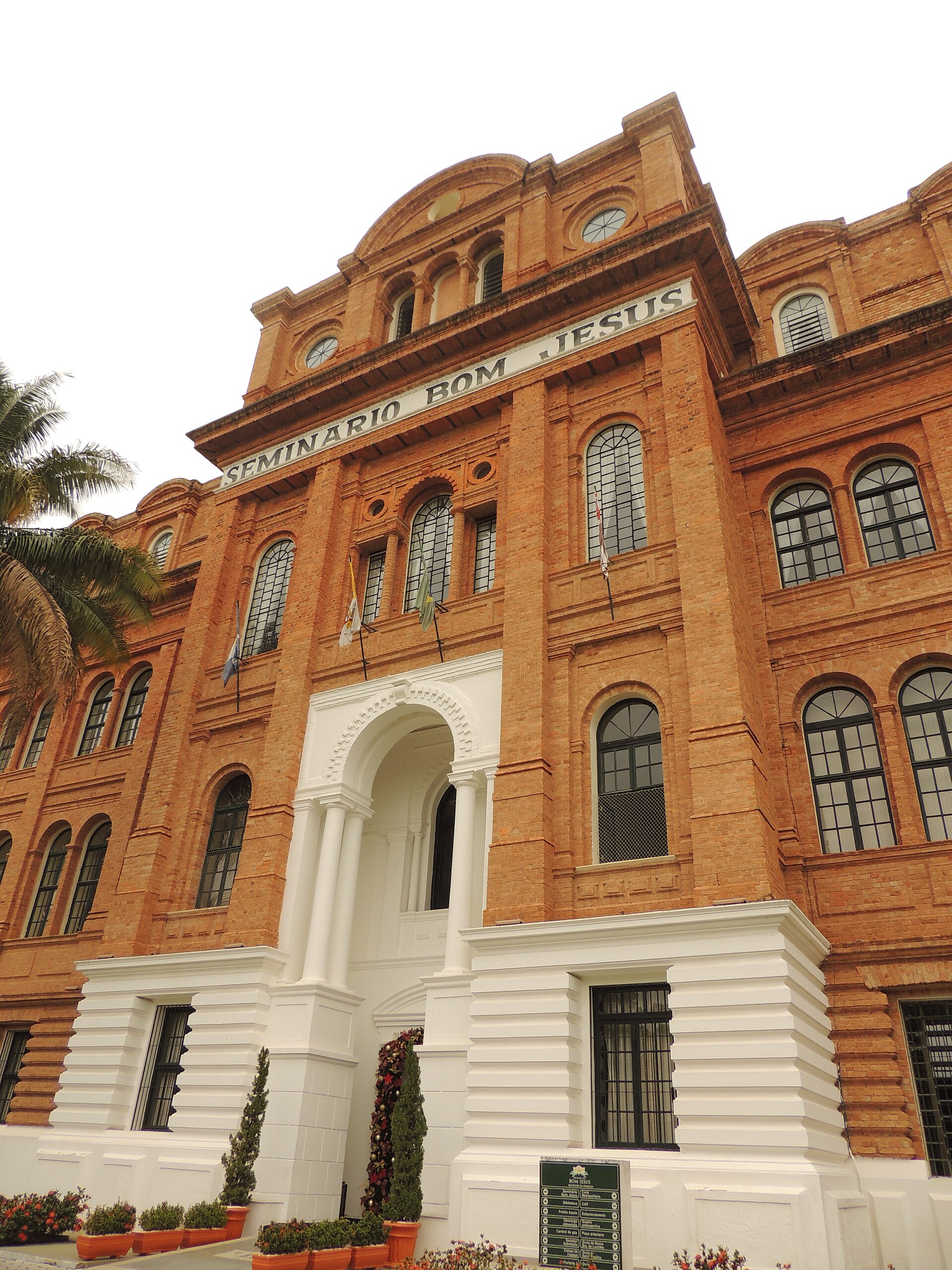 Imagem de referência de Seminário Missionário Bom Jesus, descrito nos dados abertos como edificação religiosa em Aparecida, São Paulo, Brasil