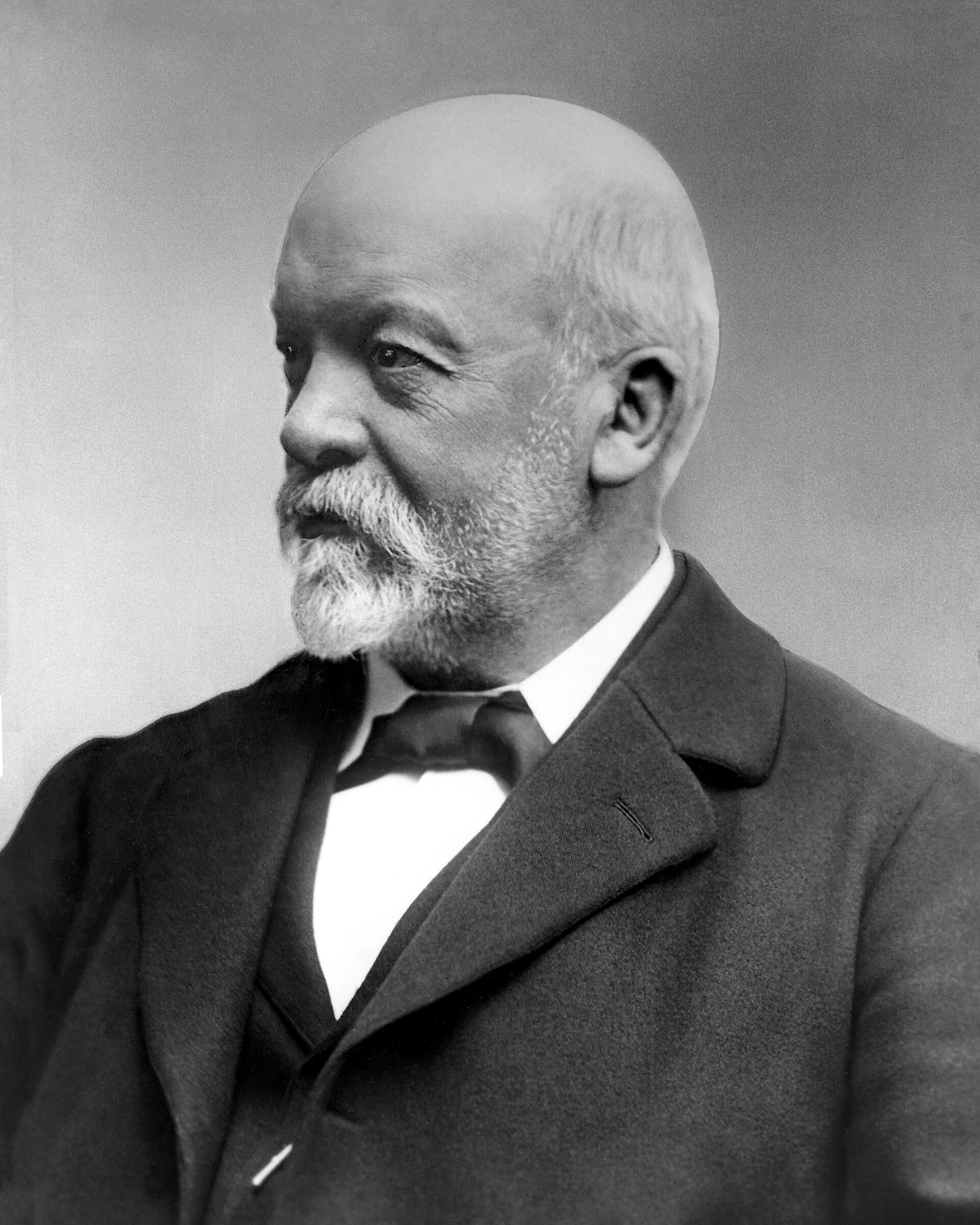 Imagem de referência relacionada a Gottlieb Daimler, item descrito como engenheiro, industrial e pioneiro automotivo alemão (1834-1900)