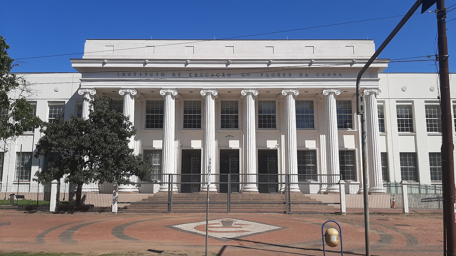 Imagem de referência de Instituto de Educação Flores da Cunha, descrito nos dados abertos como bem tombado pelo Instituto do Patrimônio Histórico e Artístico do Estado do Rio Grande do Sul na cidade de Porto Alegre