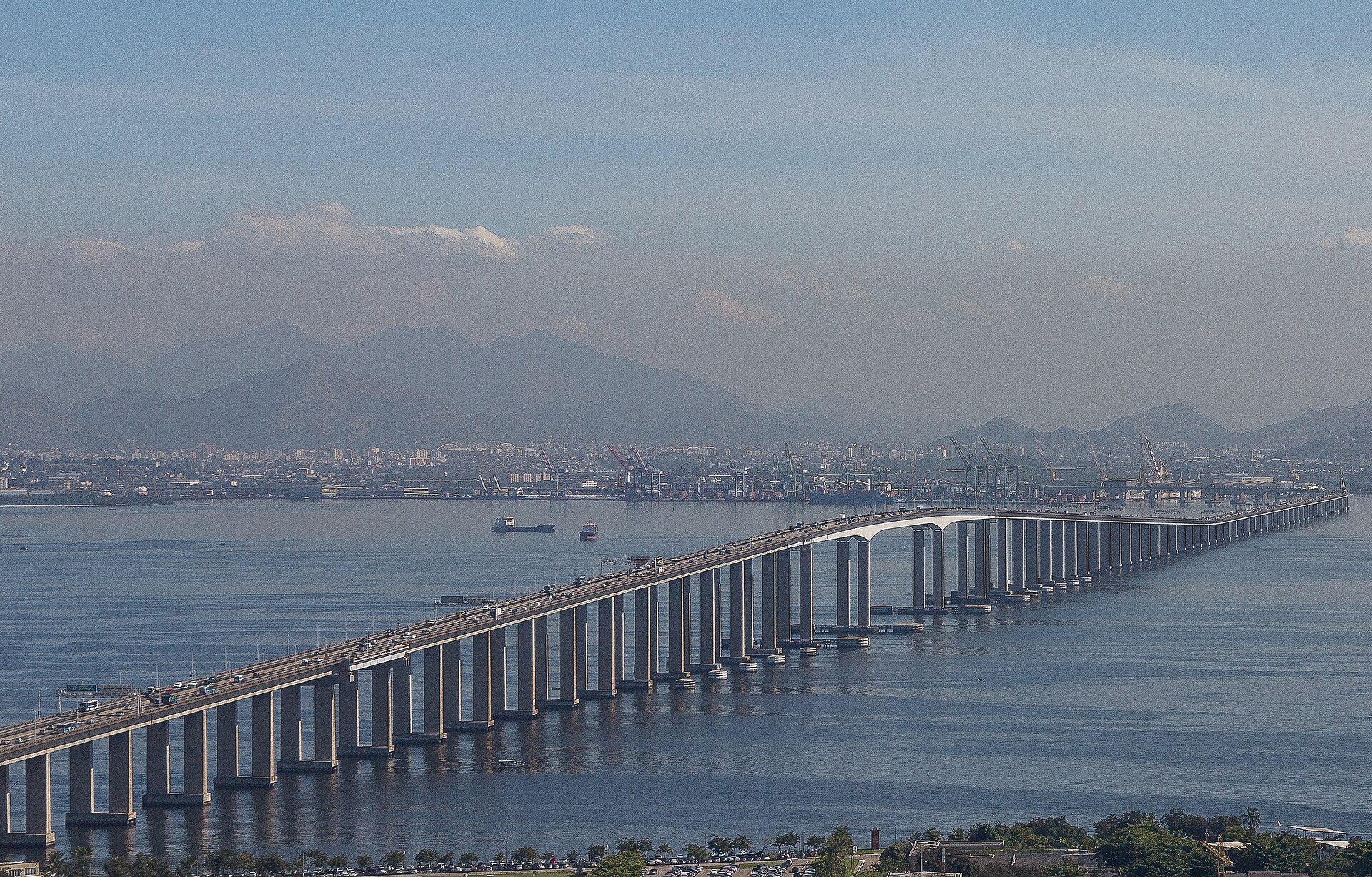Imagem de referência de Ponte Rio-Niterói, descrito nos dados abertos como ponte sobre a Baía de Guanabara, no estado do Rio de Janeiro, Brasil