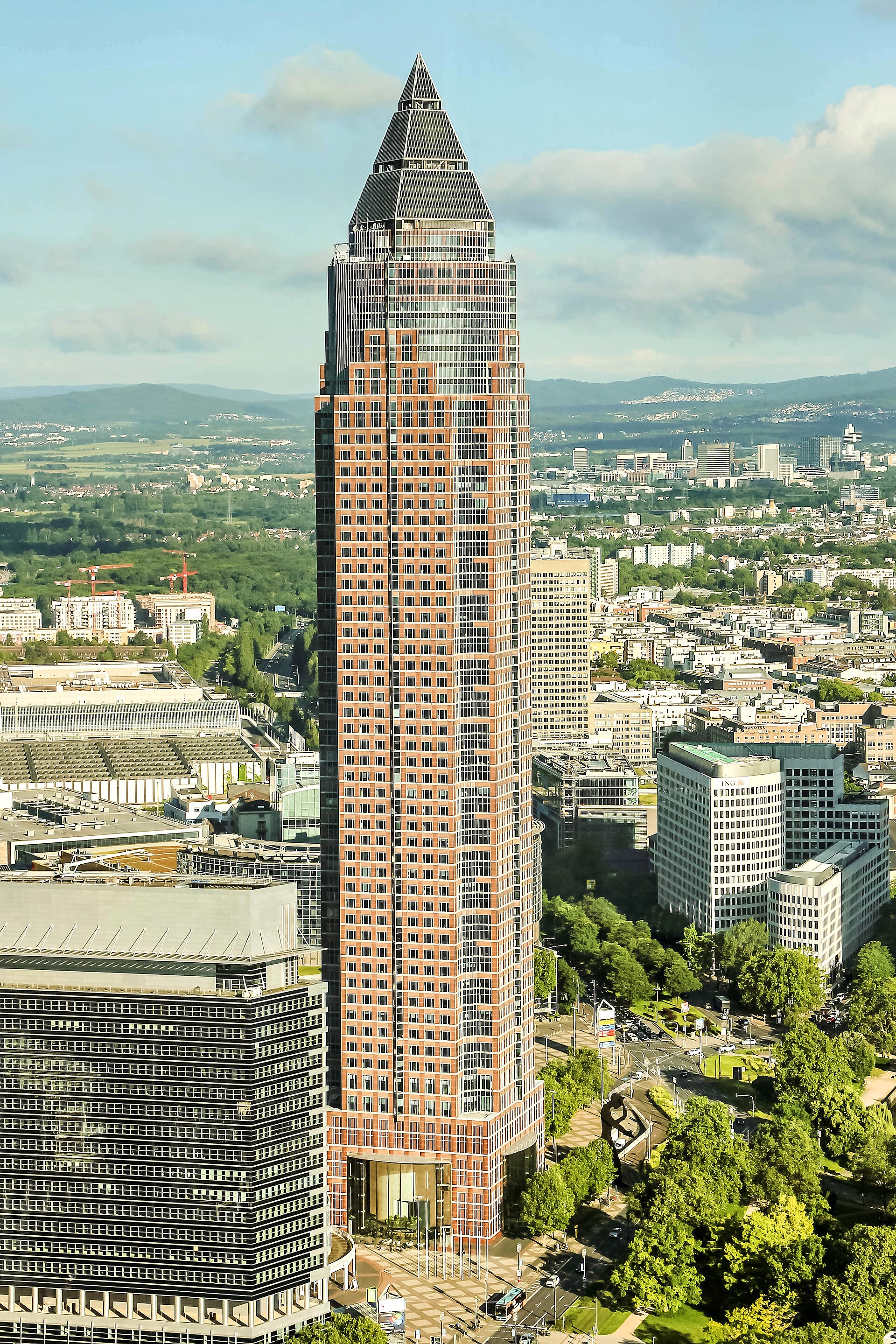 Imagem de referência de Messeturm, descrito nos dados abertos como torre em Francoforte do Meno