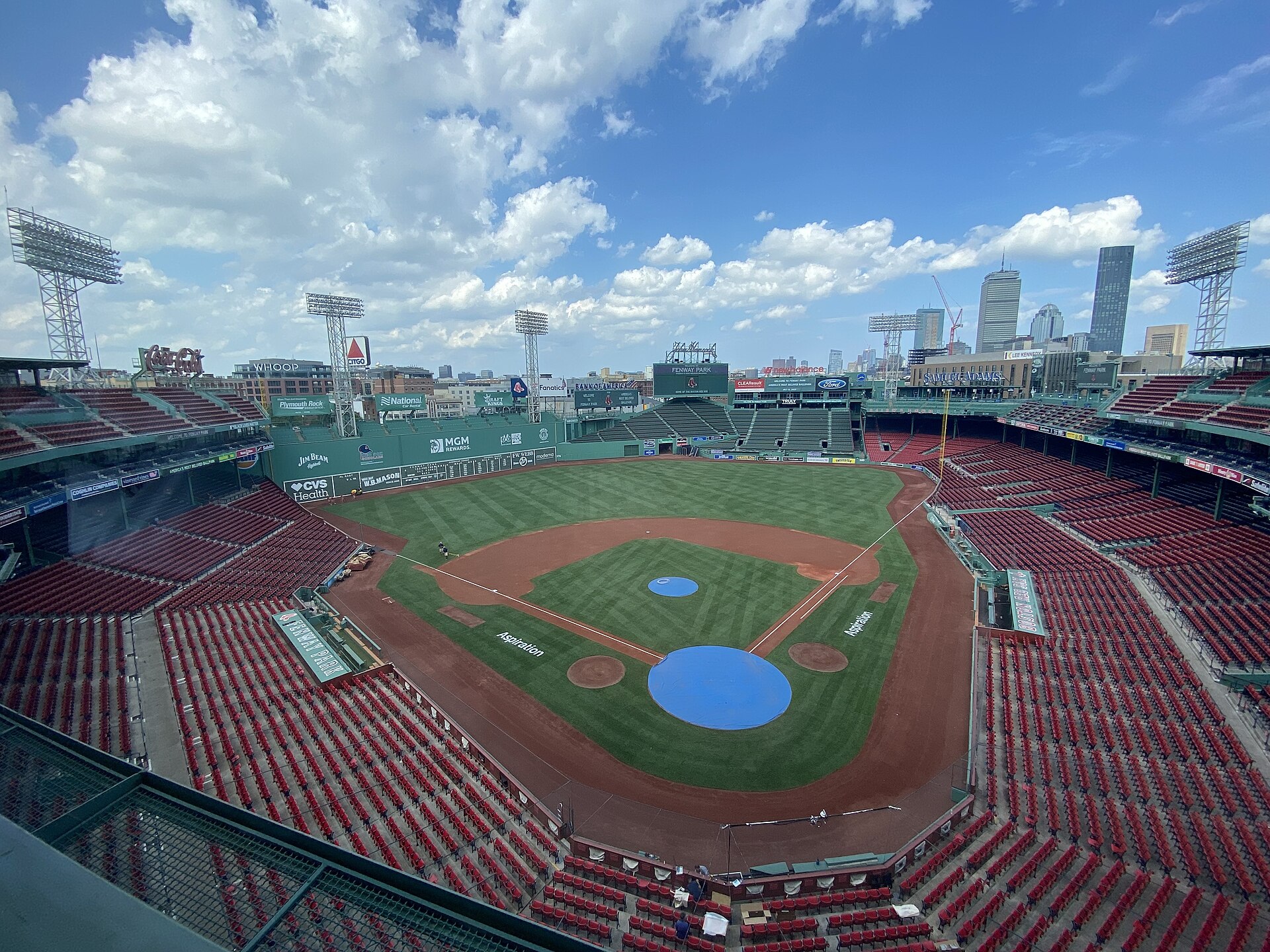 Imagem de referência de Fenway Park, descrito nos dados abertos como um estádio de baseball em Massachusetts, EUA