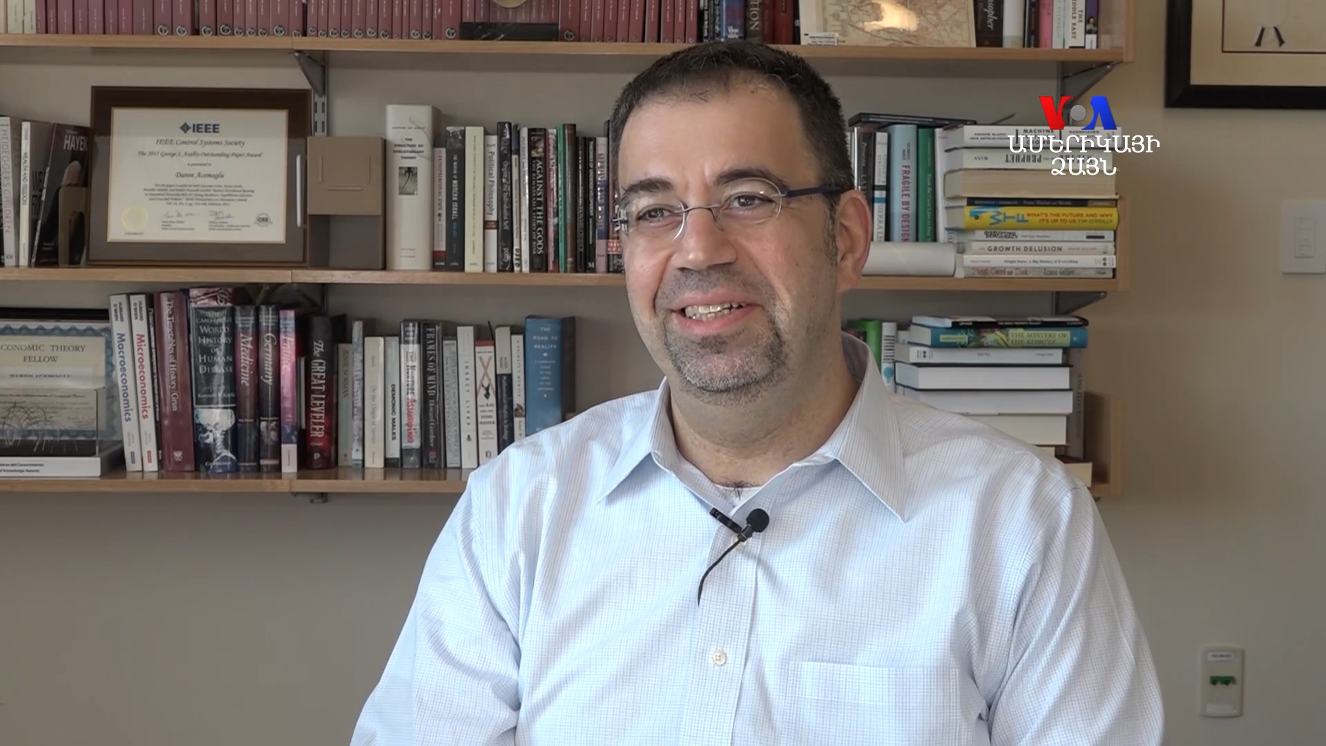 Imagem de referência relacionada a Daron Acemoglu, item descrito como economista turco-americano