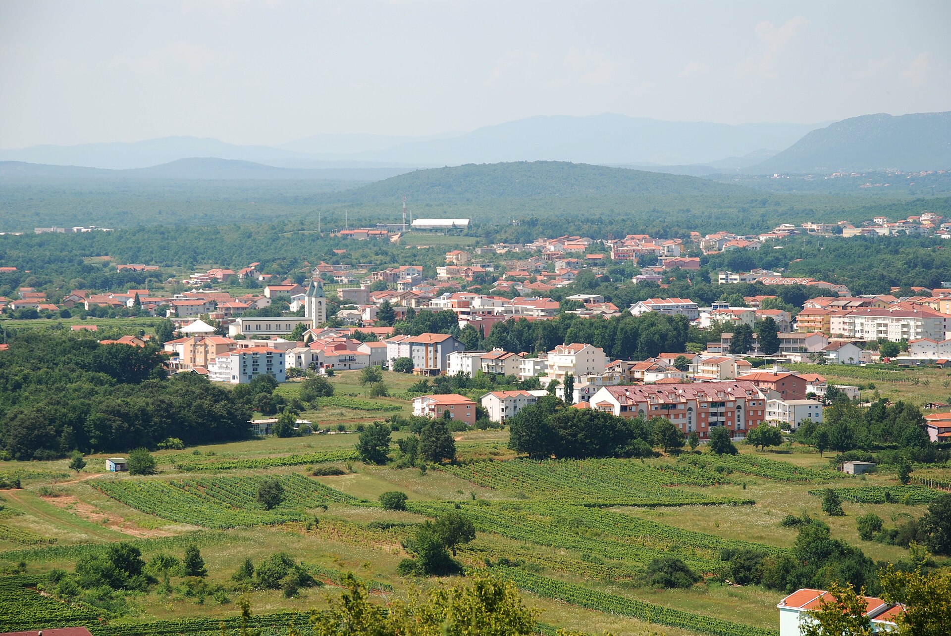 Imagem de referência relacionada a Međugorje, item descrito como vila da Bósnia e Herzegovina