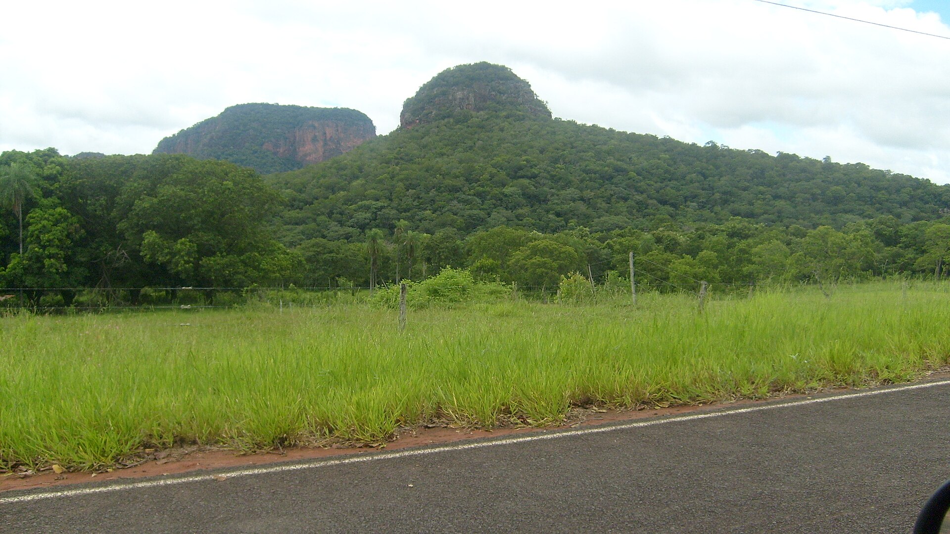 Imagem de referência de Serra de Maracaju, descrito nos dados abertos como serra que divide o estado do Mato Grosso do Sul em dois, a oeste da capital, Campo Grande