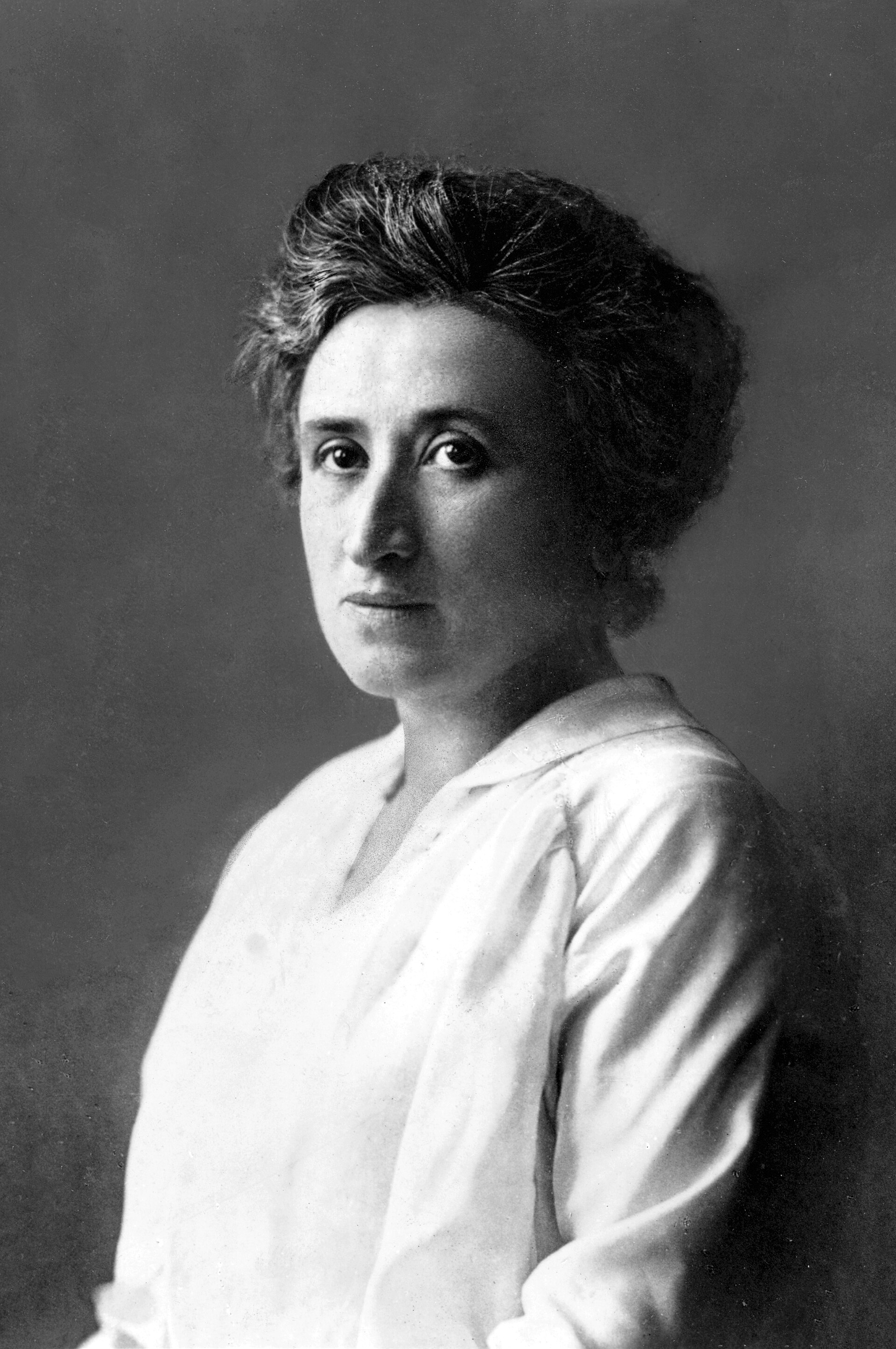 Imagem de referência de Rosa Luxemburgo, descrito nos dados abertos como filósofa marxista polaco-alemã (1871–1919)