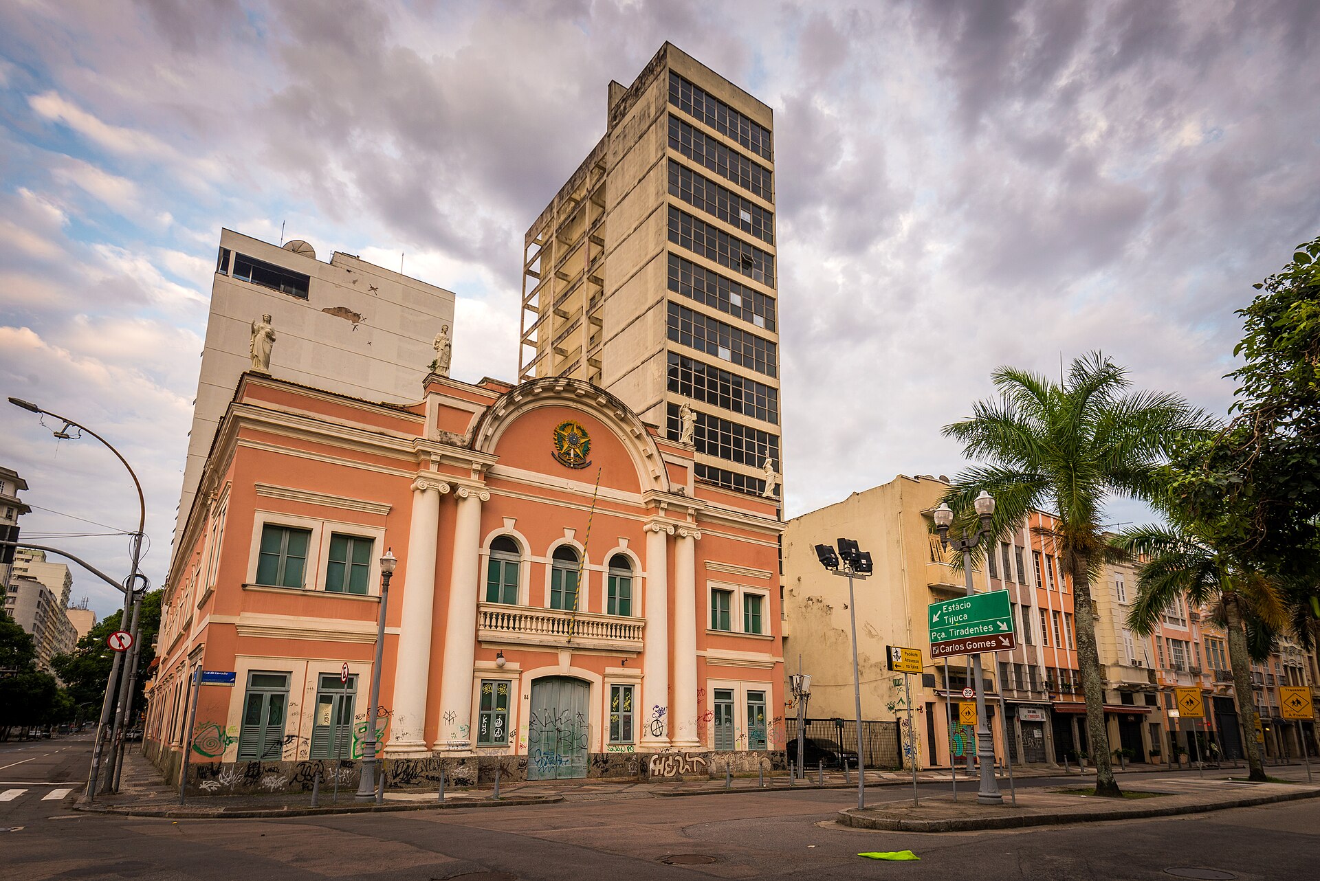 Imagem de referência relacionada a Sociedade Brasileira de Belas Artes, item descrito como edifício em Rio de Janeiro, Brasil