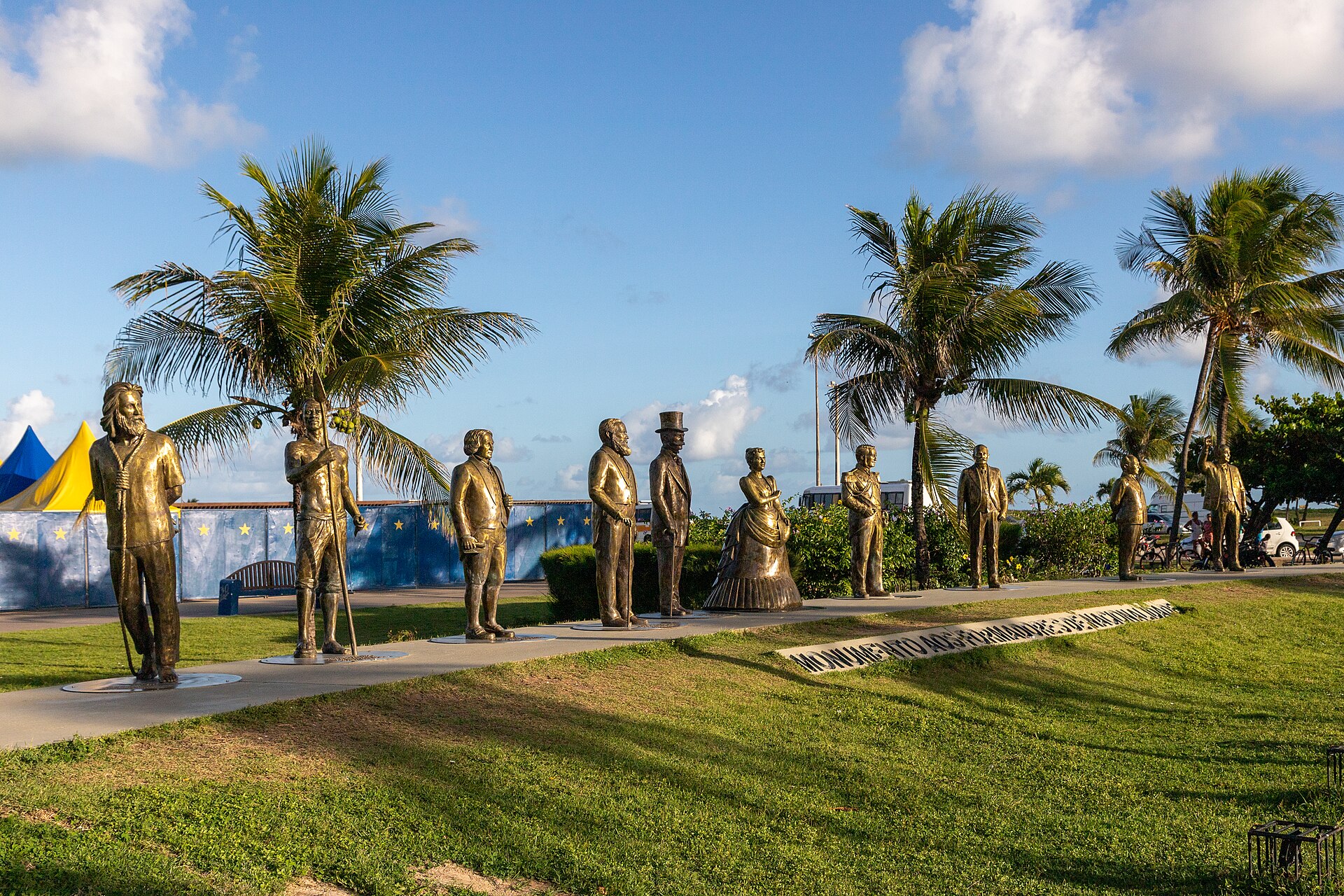 Imagem de referência de Monumento aos formadores de nacionalidade, descrito nos dados abertos como monumento com várias esculturas na praia de Atalaia, Aracaju, Sergipe, Brasil