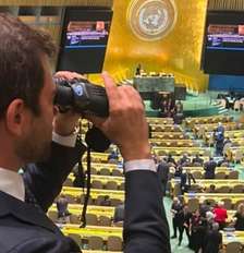 Repórter Felippe Coaglio, da TV Globo e GloboNews, levou um binóculo para acompanhar de perto as reações dos líderes mundiais aos discursos na Assembleia Geral da Organização das Nações Unidas (ONU) Foto: Reprodução/GloboNews