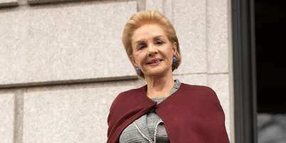 Aos 87 anos, Carolina Herrera escolhe salto alto para desfile de sua marca e viraliza por mobilidade: 'Vou malhar e fazer pilates a vida toda pra ser assim'. Foto: Getty Images / Purepeople