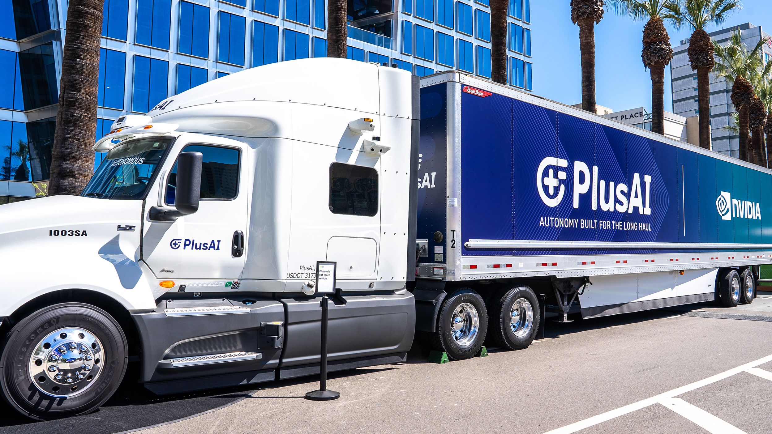 Ladrões roubaram reboques da 'Nvidia'. Eles levaram 20 toneladas de areia.