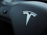 Tesla é julgada por acusações de discriminação racial contra trabalhadores negros nos EUA