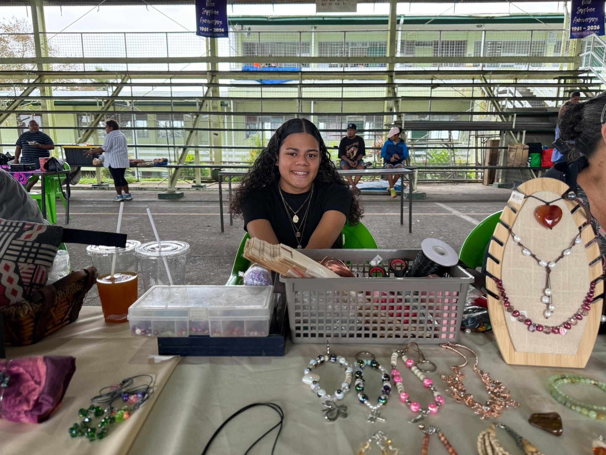 Ex-alunos lideram atividades comunitárias em preparação para o Aniversário de Esmeralda Azul da Gospel School