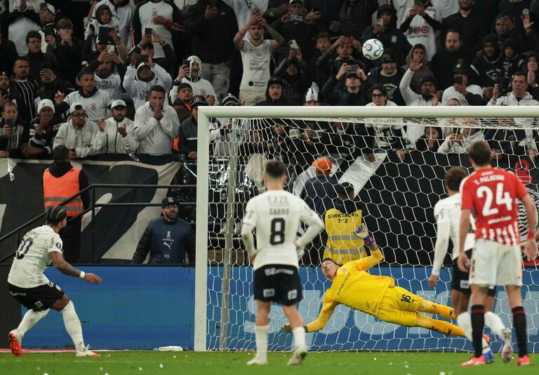 Memphis pede desculpas à torcida do Corinthians por pênalti perdido: ‘Estou de coração partido’