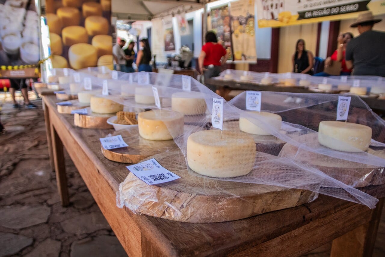 Município mineiro celebra o queijo artesanal e aposta na tradição para movimentar turismo e economia