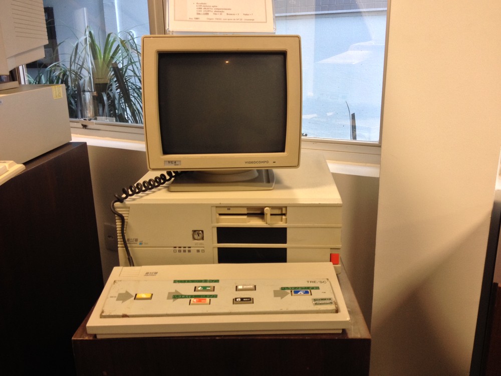 Computador com teclado adaptado para utilização em eleições em Santa Catarina, na década de 1990. — Foto: Divulgação/TSE