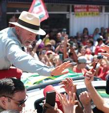 Lula intensifica agenda de rua na reta final do primeiro turno e faz corpo a corpo em SP Foto: Felipe Rau/Estadão / Estadão