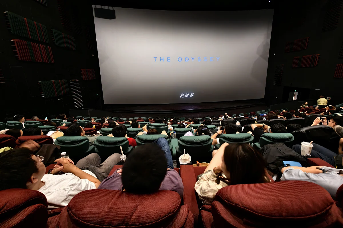 Homem lança spray de pimenta em outro que usava celular no cinema e é preso