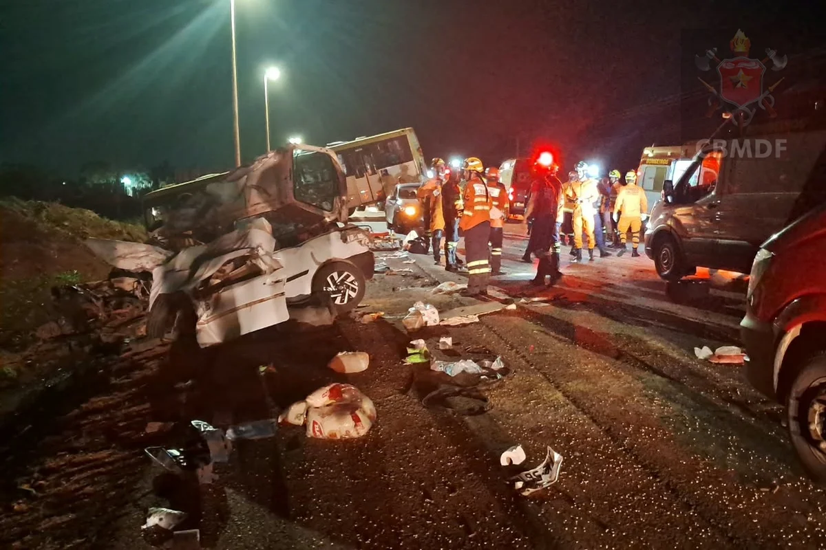 Acidente grave entre carro e ônibus mata criança e homem no DF