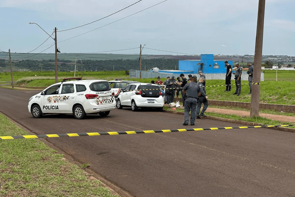 Imagem colorida de policiais militares no local onde um PM matou a ex-companheira e feriu a amiga dela, em Jaú - Metrópoles