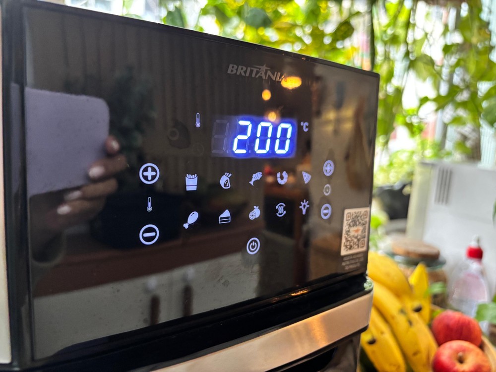 Air Fryer Oven Britânia 4 em 1 BFR2100P 12L — Foto: Leonor Militão / TechTudo