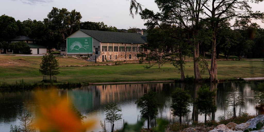 Investigadores do Texas buscam provas de homicídio culposo e outros crimes nas mortes de 27 pessoas no inundações em Camp Mystic