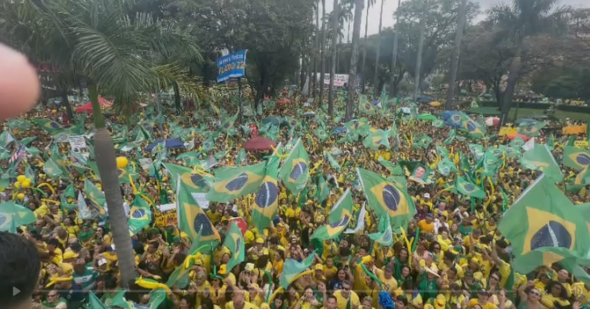 Apoiadores de Flávio Bolsonaro se aglomeram na Praça da Liberdade, em BH, em ato na véspera da eleição