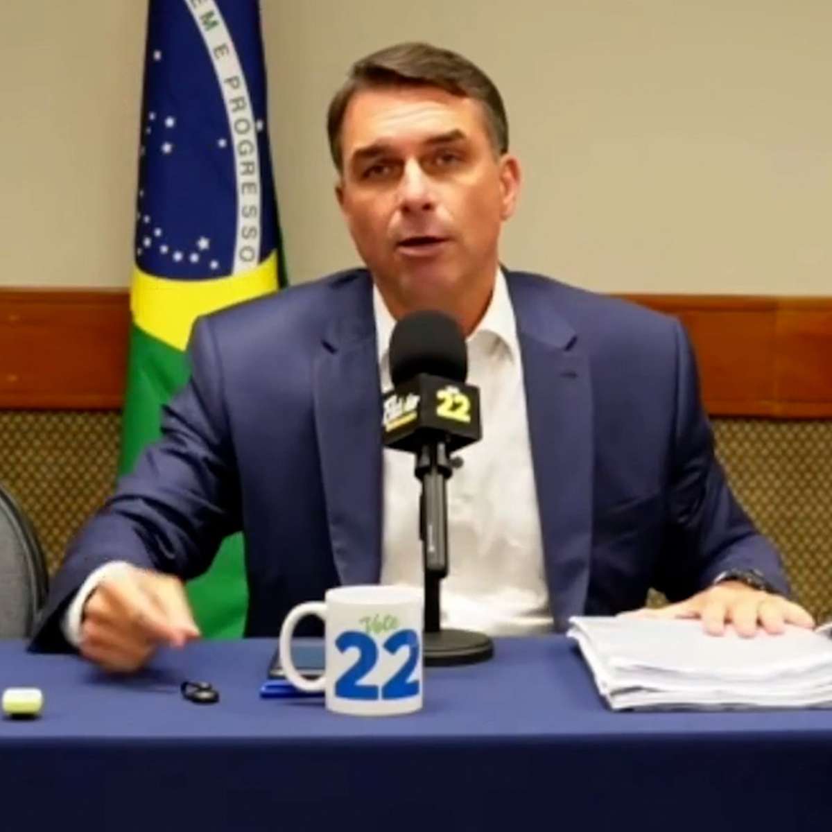 Após debate cancelado, Flávio Bolsonaro culpa Lula por 'interferência judicial', improvisa live com aliados e faz campanha por voto útil