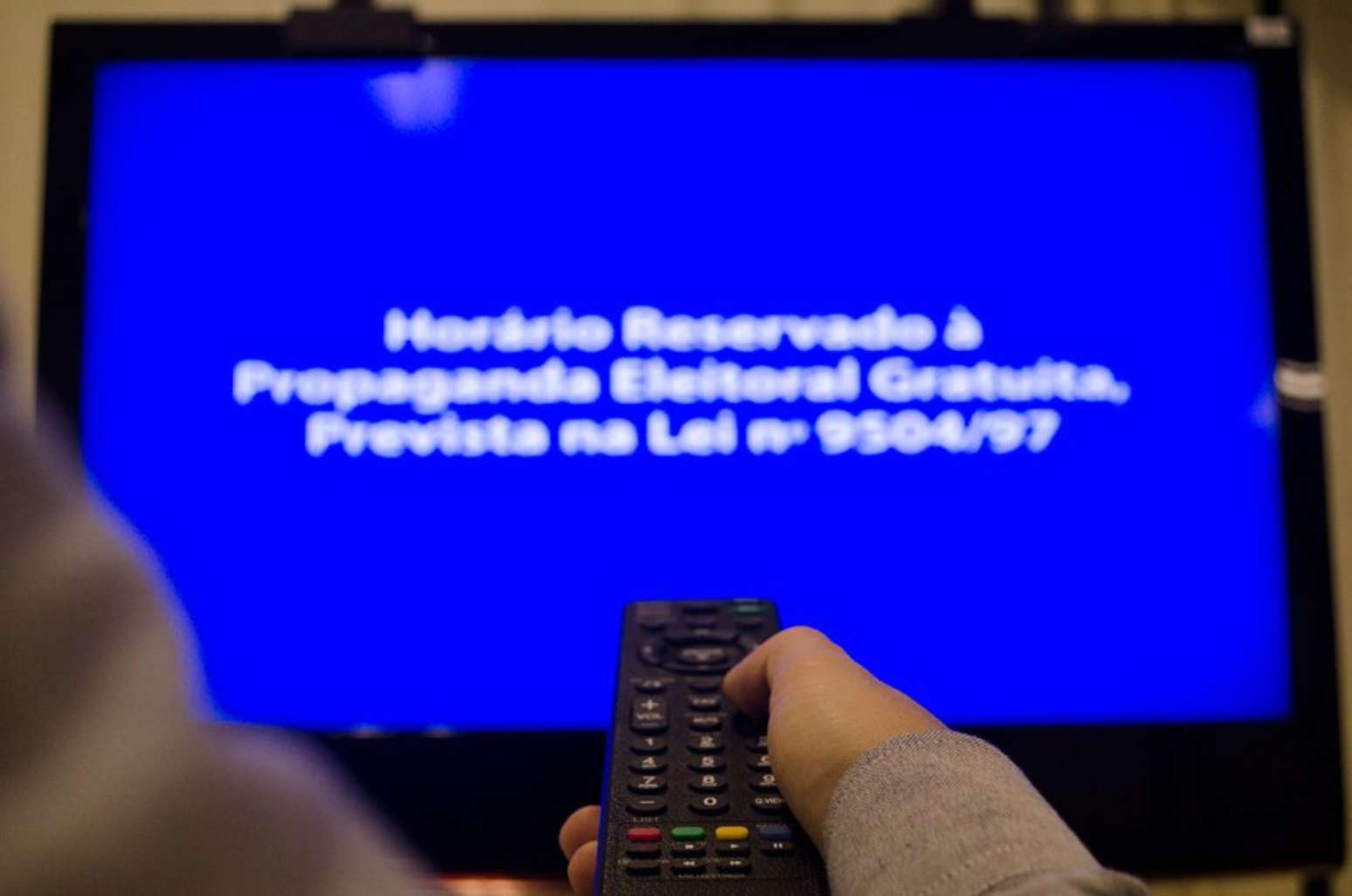 Imagem de uma tela de TV com o slide anunciando o horário destinado à propaganda eleitoral gratuita