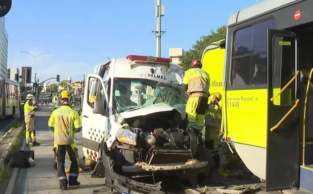 Colisão entre ônibus do Move e ambulância deixa dois feridos em BH