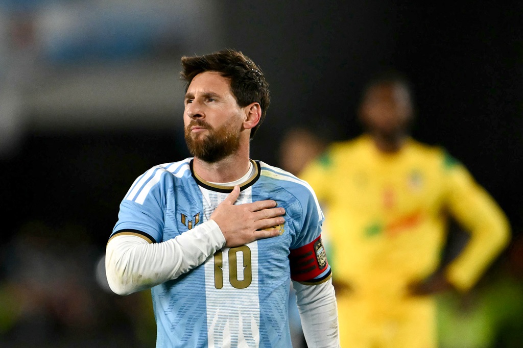 Messi se aposenta da seleção argentina com gol e assistência