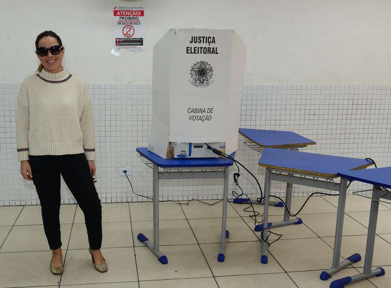 Tata Werneck, Wanessa Camargo e mais famosos vão às urnas para votar; veja fotos