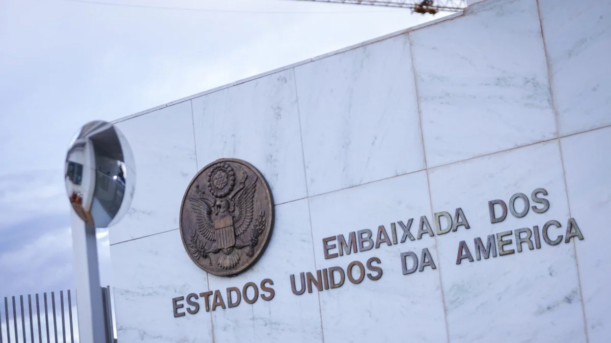 Embaixada dos EUA é alvo de ameaça e funcionários vão para home office